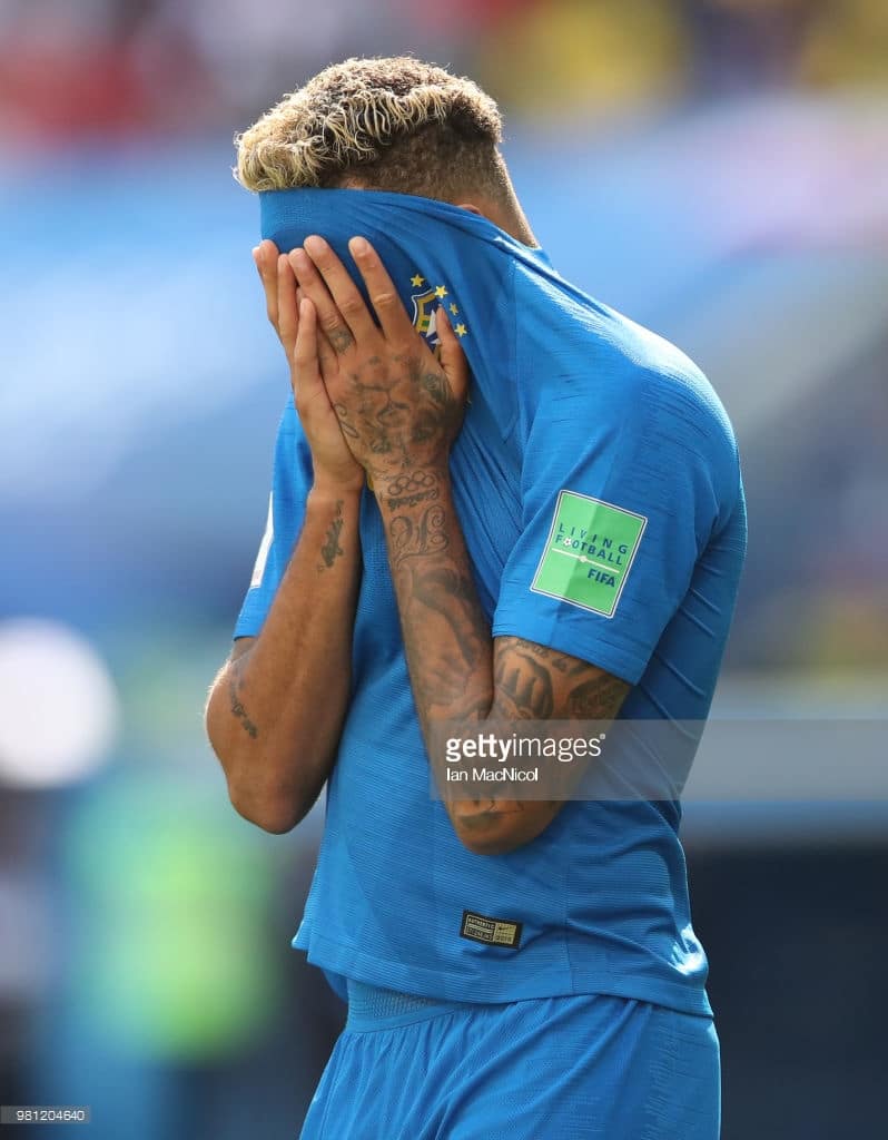 Photos: Neymar s’effondre en larme dans le rond central.