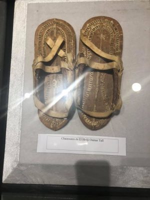 Une exposition jamais imaginée au MCN: Les chaussures de El Hadji Omar Tall